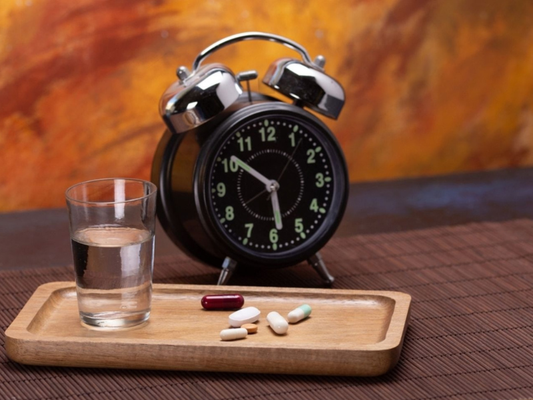 How long sexual wellness supplements take to work: Machismo Plus guide showing capsules beside a clock illustrating that supplements work gradually over time